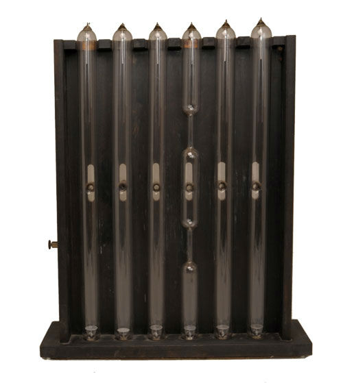 GEISSLER TUBE IN CASE BY G. LORENZ. ontladings buizen G. Lorenz (2) GEISSLER TUBE IN CASE BY G. LORENZ.