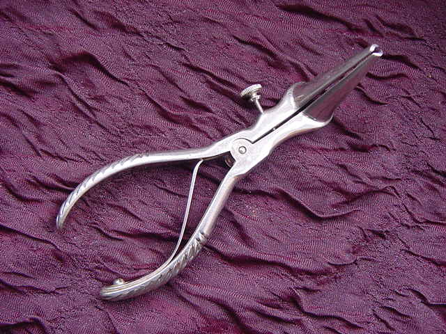 Italian bivalve ear speculum, late 1800’s dsc00022 Italian bivalve ear speculum, late 1800’s