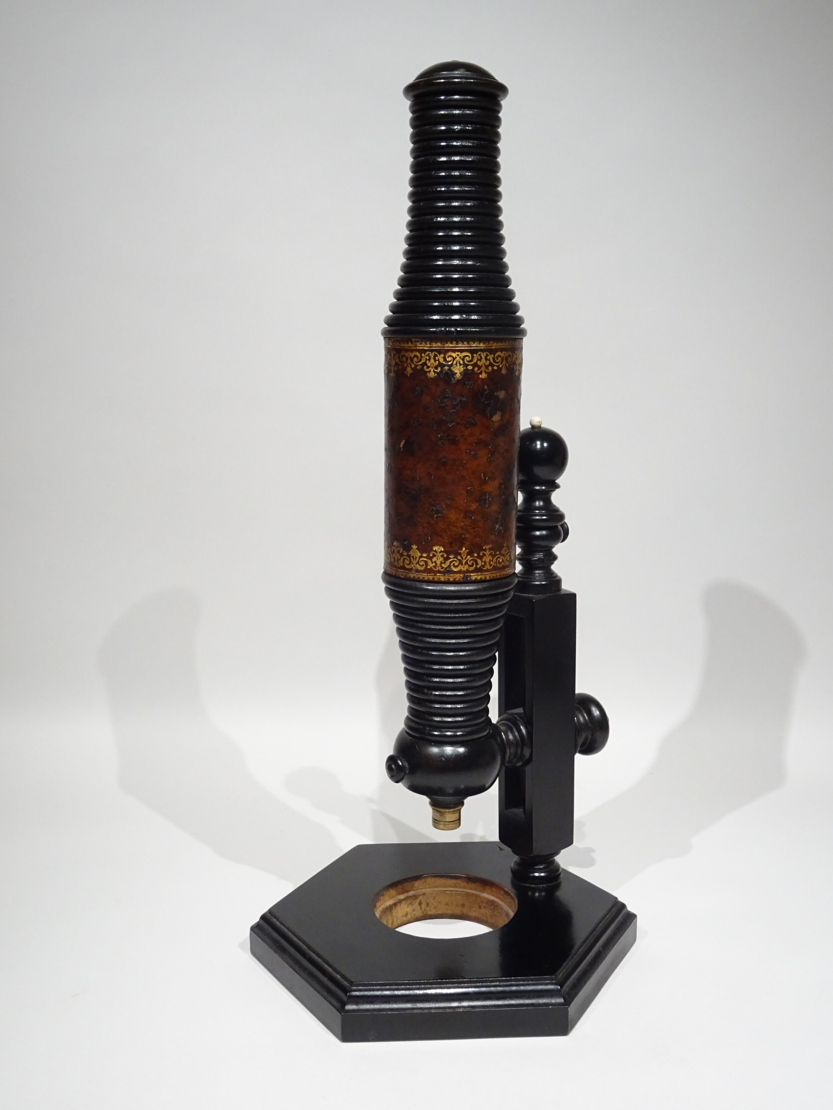 Impressive compound microscope made in Germany at the 18th century. Microscope-allemand-18eme-01 Impressive compound microscope made in Germany at the 18th century.