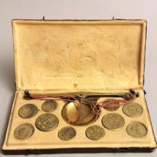 Fine and complete box of 19th century Italian scale with coins weights.