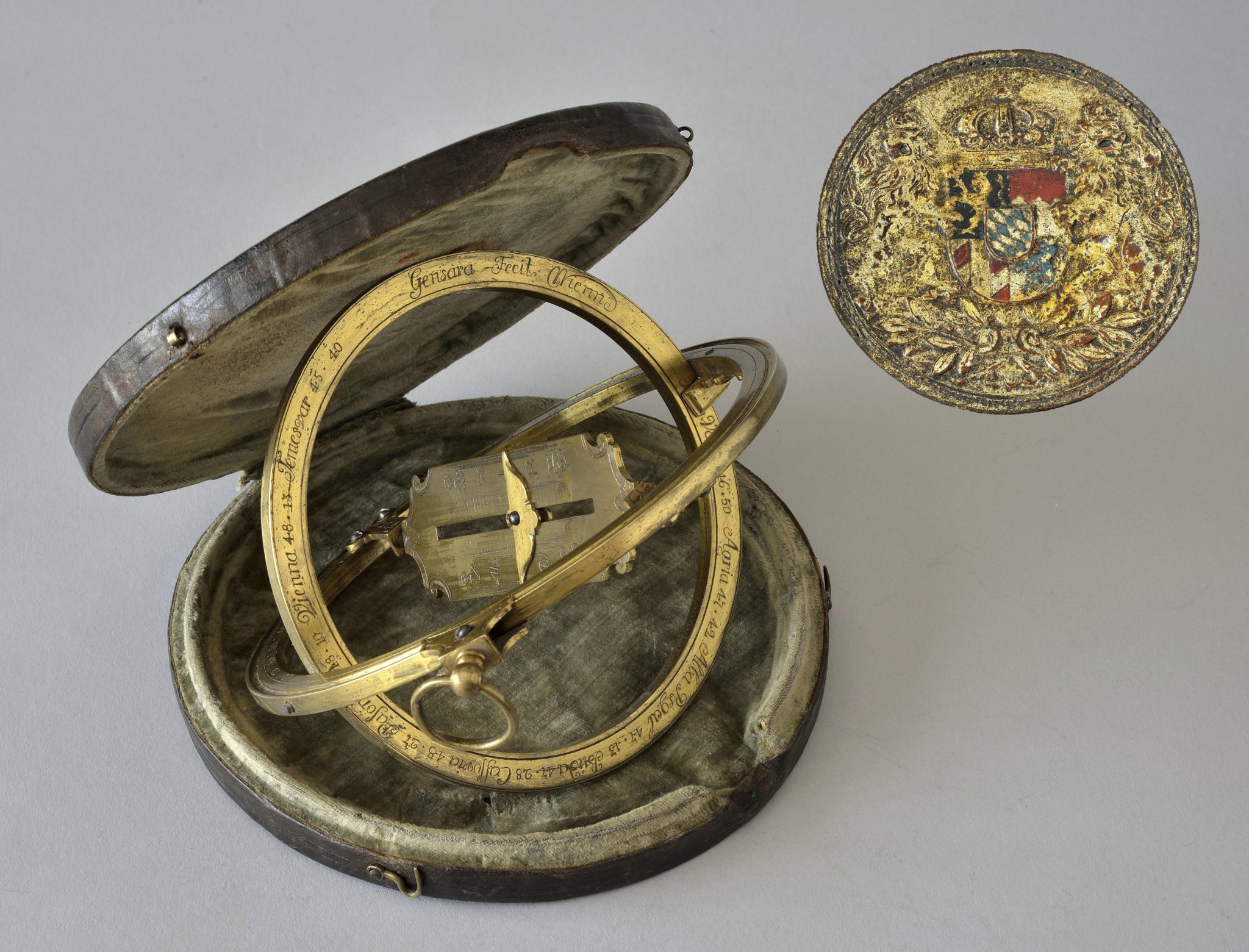 Equatorial universal ring dial in brass signed Gensara Fecit Wienn 1- Anneau ge¦üne¦ü Equatorial universal ring dial in brass signed Gensara Fecit Wienn