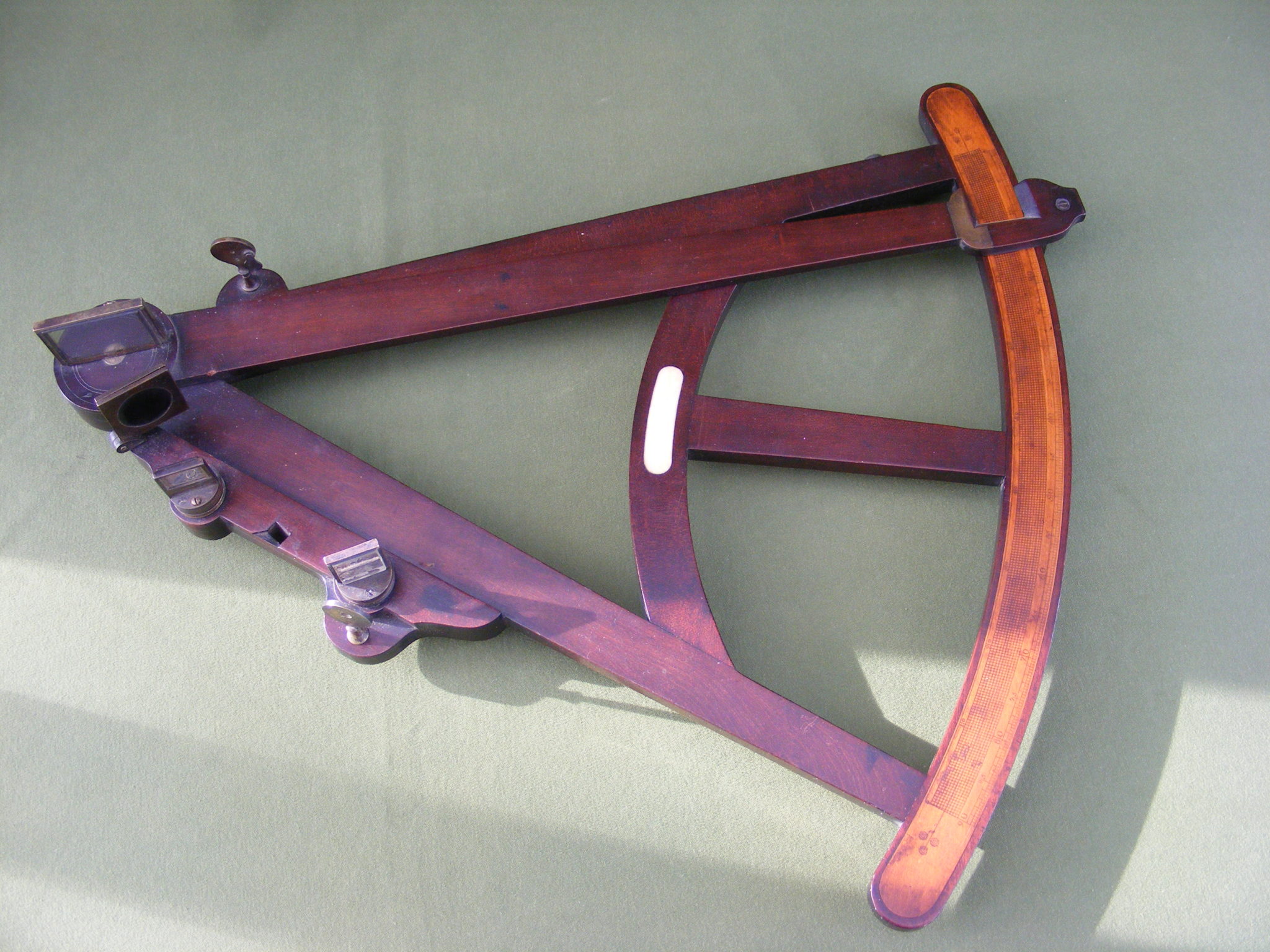 LARGE ENGLISH 18TH CENTURY MAHOGANY QUADRANT WITH BOXWOOD TRANSVERSAL SCALE LQ1 LARGE ENGLISH 18TH CENTURY MAHOGANY QUADRANT WITH BOXWOOD TRANSVERSAL SCALE