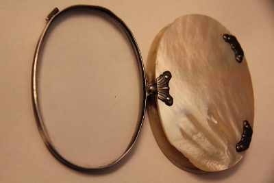 ~GOOD, LARGE MoP (NACRE) AND SILVER MAGNIFIER-FOLDING~ mop1 (400×267) ~GOOD, LARGE MoP (NACRE) AND SILVER MAGNIFIER-FOLDING~