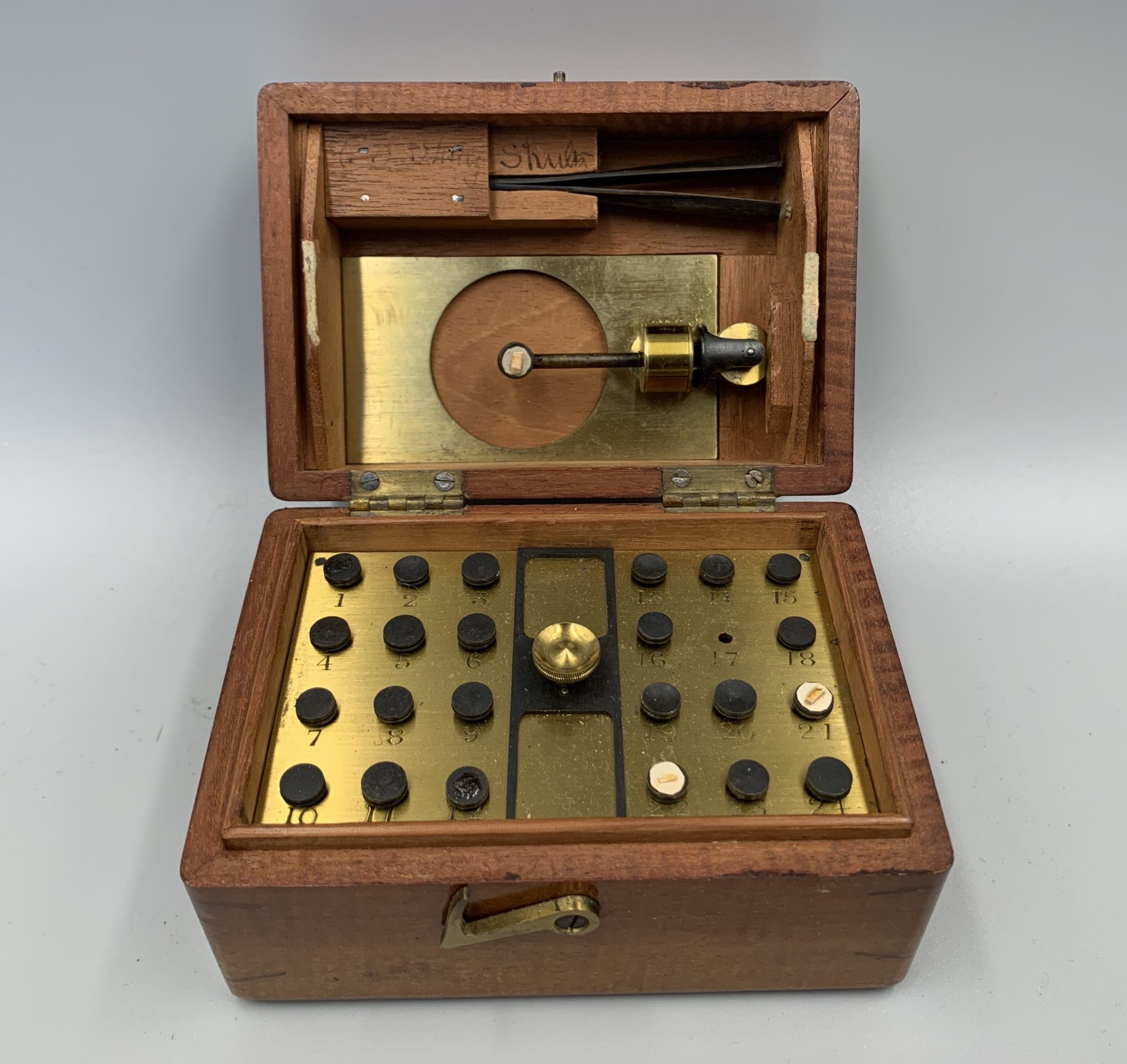 Antique Brass Microscope. R&J Beck’s Opaque Disc Revolver with Provenance 4C261E18-646C-4231-AC08-DE0026B1C0AE Antique Brass Microscope. R&J Beck’s Opaque Disc Revolver with Provenance