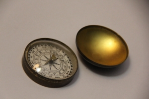 ~DELIGHTFUL DOMED POCKET COMPASS/SUNDIAL~