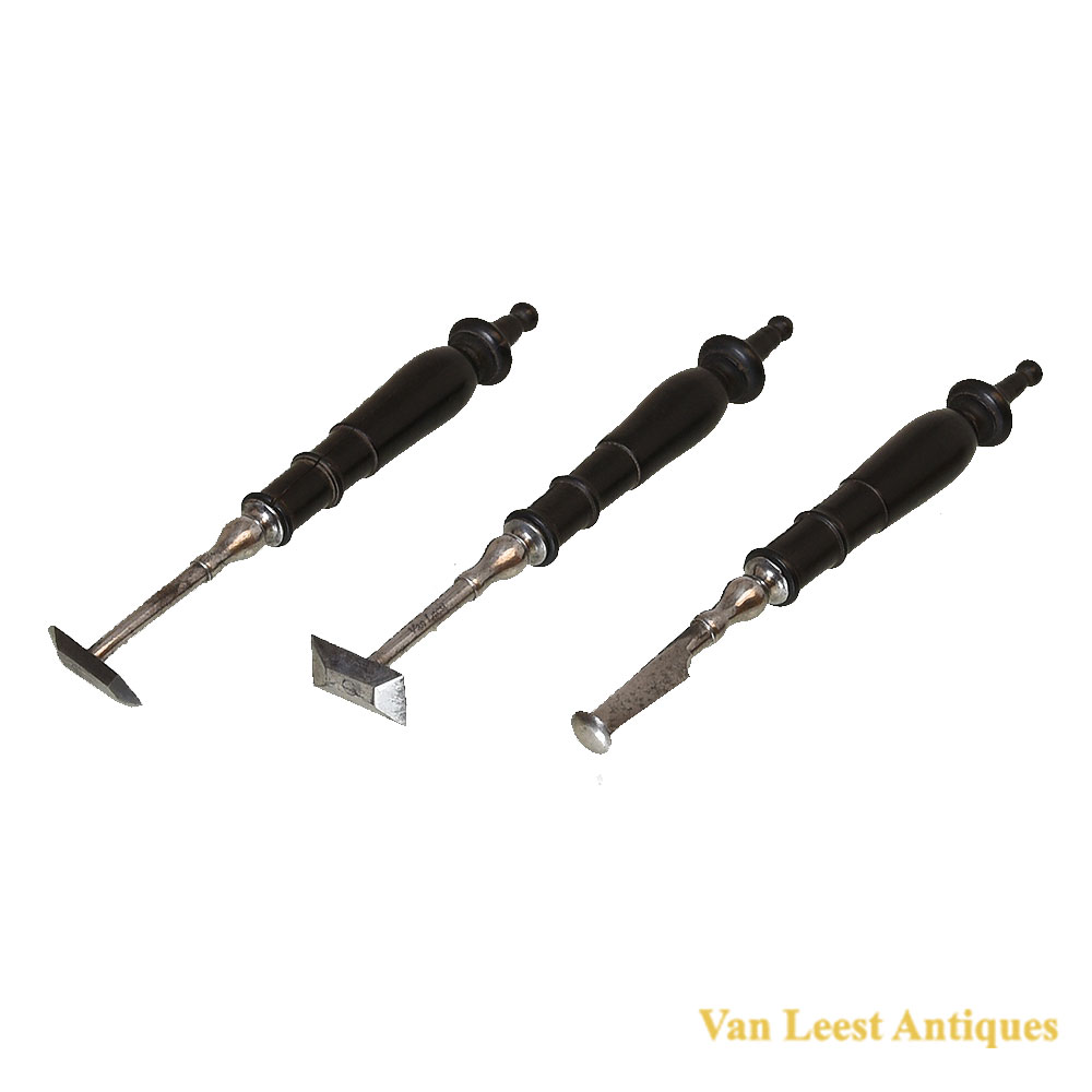 Three trephine lenticulars, 18th century 440229-84 Three trephine elevators – Van Leest Antiques (1) Three trephine lenticulars, 18th century