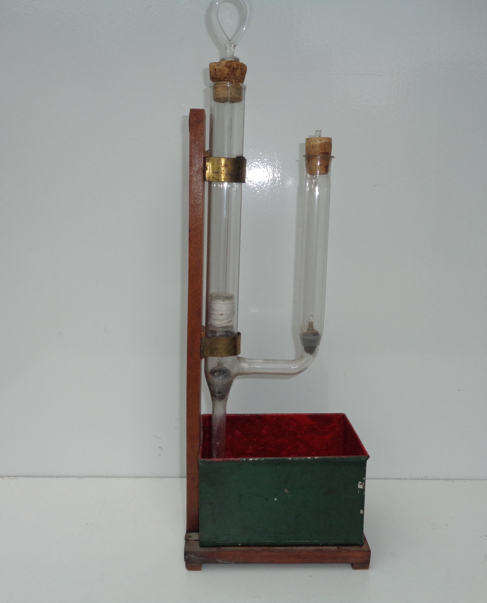 Teaching model of a hand pump