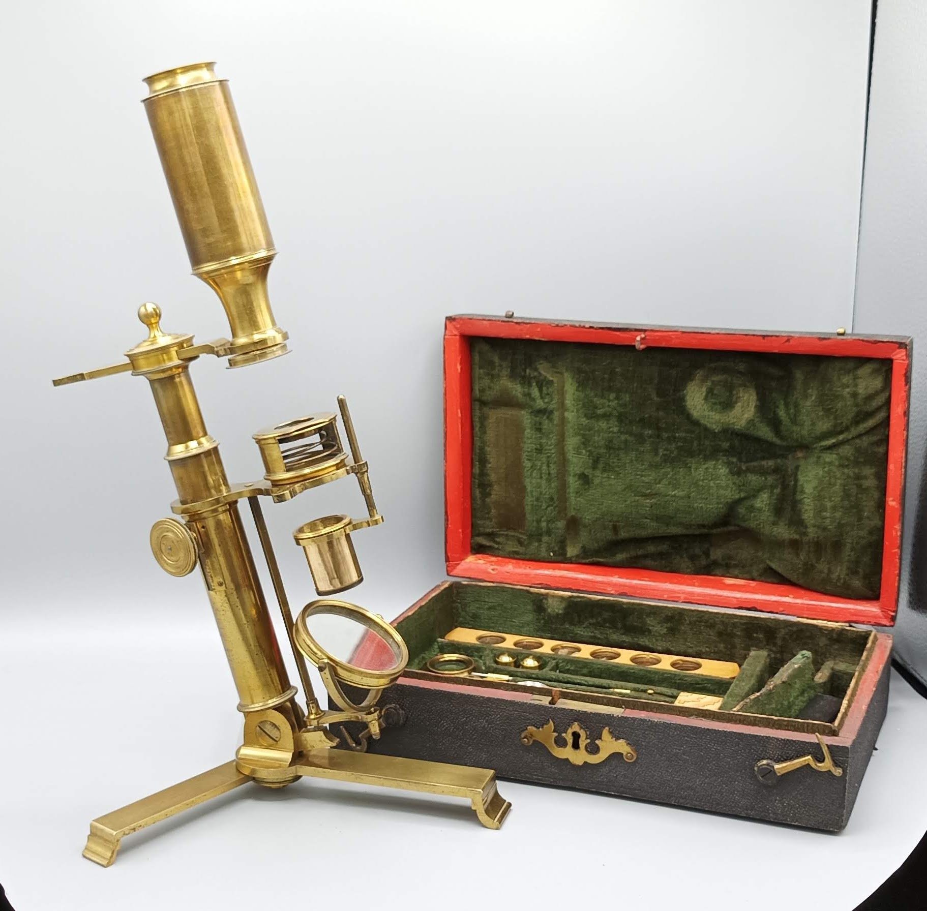 A FINE ‘UNIVERSAL COMPOUND MICROSCOPE’ SIGNED Martin & Son c.1776