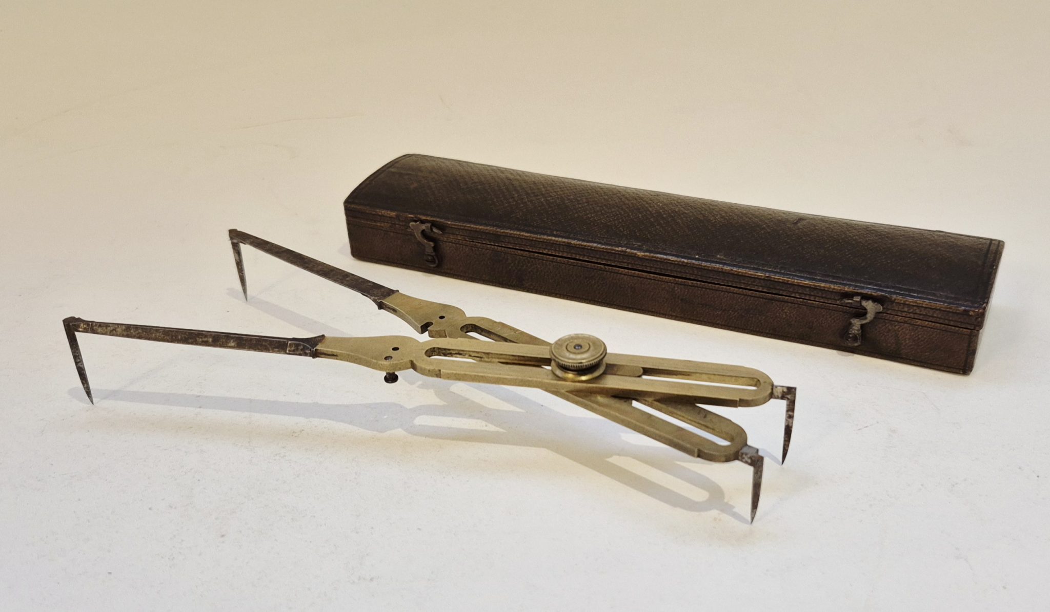 An unusual cased chart or map proportionnal dividers with curved pointers, circa 1800-1820 20251224_140955 An unusual cased chart or map proportionnal dividers with curved pointers, circa 1800-1820